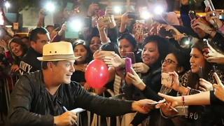 Alejandro Sanz llega a Lima y fans intentaron robarle beso  [VIDEO]    