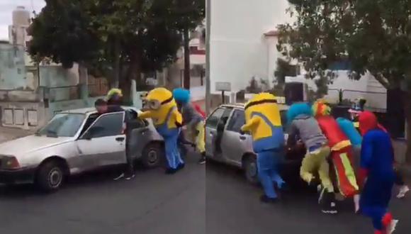 Un video viral muestra el noble gesto que tuvo un grupo de jóvenes disfrazados con un automovilista en apuros. | Crédito: Matias Copetti / Facebook.