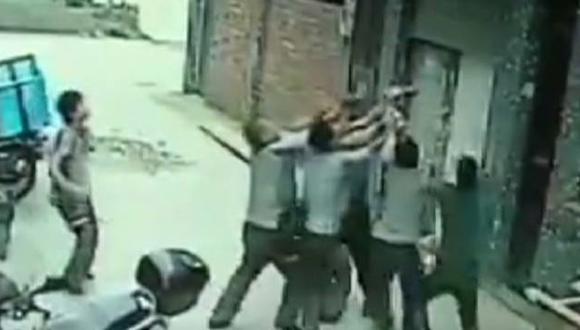 China: Hombres salvan a niña que cayó de un quinto piso [VIDEO] 