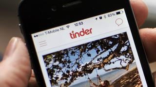 Conoció a su cita por Tinder y el primer día se puso un vestido de novia