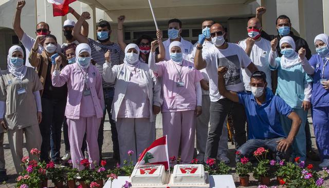 El personal médico celebra el Día Internacional de las Enfermeras fuera del Hospital Gubernamental de Beirut, Líbano, el 12 de mayo de 2020. (Foto: EFE/Nabil Mounzer)