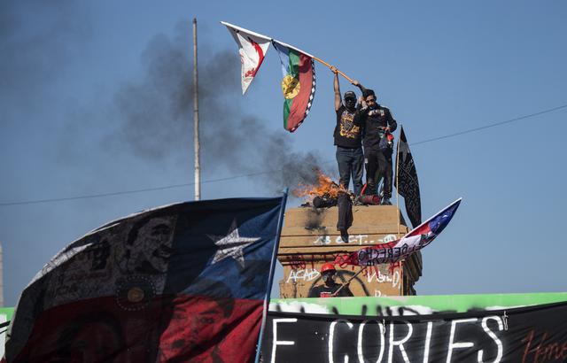 Durante este lunes se produjeron manifestaciones pacíficas convocadas por la conmemoración de los dos años de la revuelta social en Chile. (Foto: Martin BERNETTI / AFP)