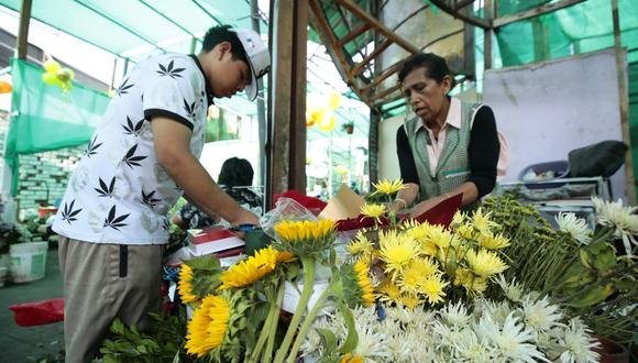 Reactivación del mercado de flores Santa Rosa en el Rímac contó con presencia del alcalde Néstor De la Rosa. Foto: Lenin Tadeo/GEC