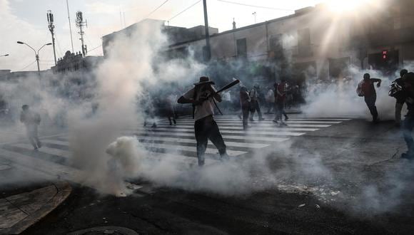 Opositores del presidente Pedro Castillo se enfrentaron a la Policía durante una manifestación en el Centro de Lima para pedir la renuncia del mandatario. (Foto: EFE/ Aldair Mejía)