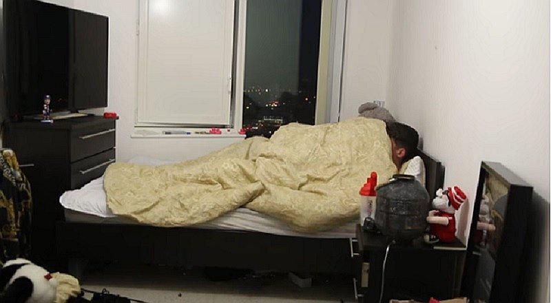 ¡Fuerte! Encuentra a su hermana y su mejor amigo en la cama y ocurre esto (VIDEO)