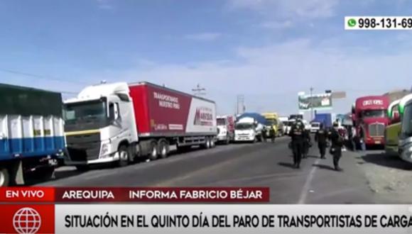En la Ciudad Blanca, camiones y buses de servicio interprovincial siguen varados a lo largo de varios kilómetros en la zona de ingreso a la ciudad, conocida como La Repartición. (Captura América TV)