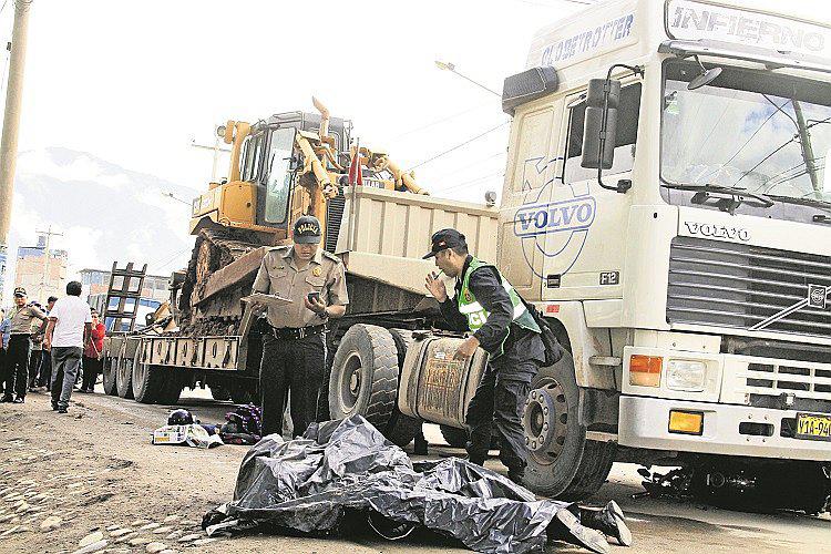 Joven policía y sus tres hijitos menores fueron arrollados por tráiler 