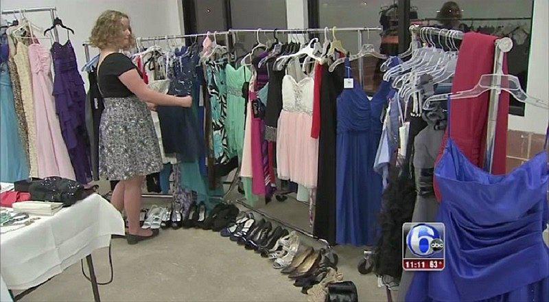 ¡Graduación de ensueño! Ideó este plan y consiguió 167 vestidos para su amiga 