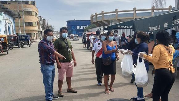 Piura: entregan desayunos a familiares de pacientes COVID-19 que permanecen en exteriores de hospitales (Foto: Municipalidad Provincial de Sullana)