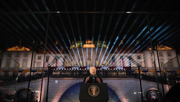 El presidente de los Estados Unidos, Joe Biden, habla en los Jardines del Castillo Real de Varsovia en Varsovia el 21 de febrero de 2023. (Foto de Mandel NGAN / AFP)