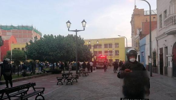 Las autoridades cercaron la zona para permitir el trabajo de los Bomberos. (Foto: Municipalidad de Lima)