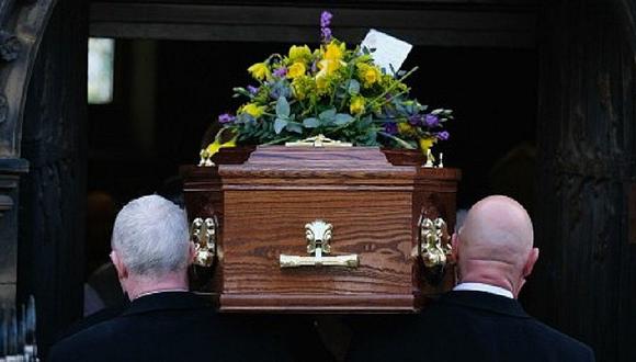 Velatorio multa a familia por excederse 14 segundos en el funeral de su padre