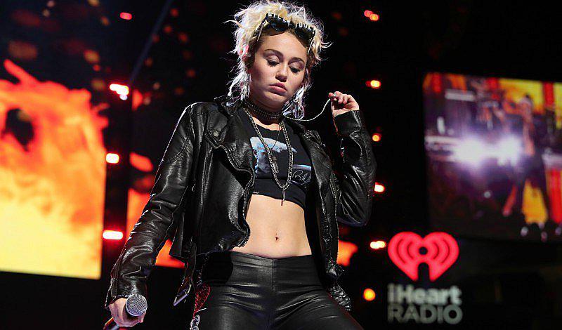 ¡Pésimo! Miley Cyrus se sube al escenario ¡totalmente drogada!