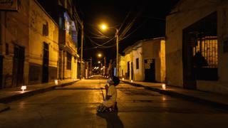 Niño de 6 años se arrodilla a rezar en la calle para que se termine la pandemia por coronavirus 