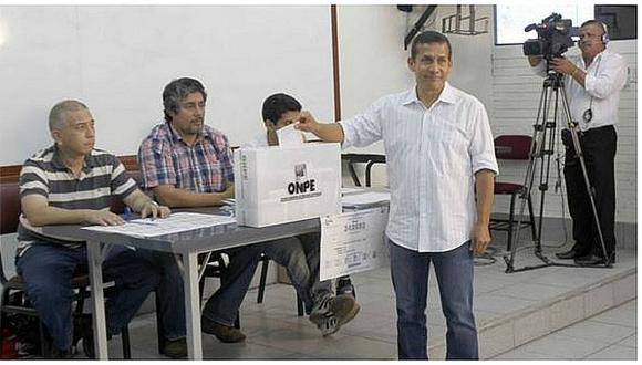Ollanta Humala emitió su voto y dijo que la "familia peruana está enlutada" 