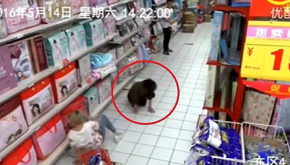YouTube: Mujer es poseída en supermercado y esto ocurre [VIDEO]