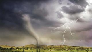 Camioneta queda en el ojo de una tormenta: es golpeada varias veces pero el conductor resultó ileso