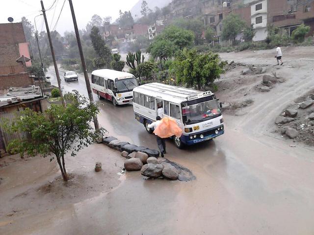 ​Emergencia: Huaico inunda viviendas y sepulta vehículos en Chosica [VIDEO y FOTOS]