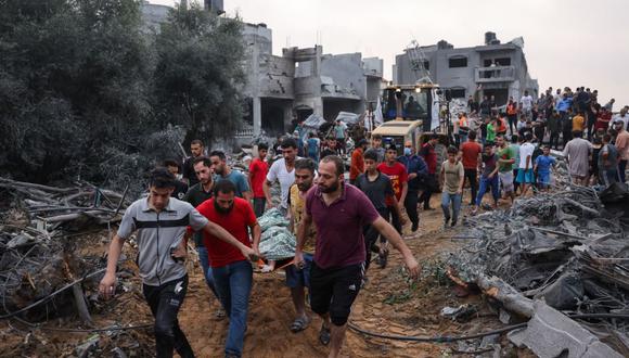Palestinos transportan el cuerpo de una víctima de los escombros después de los ataques israelíes en la Franja de Gaza. Foto: AFP