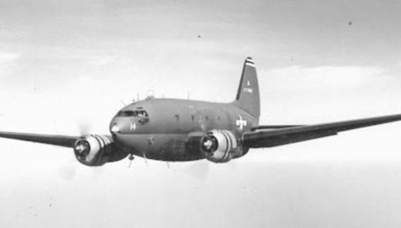 Aeronave de la Segunda Guerra Mundial en pleno vuelo.