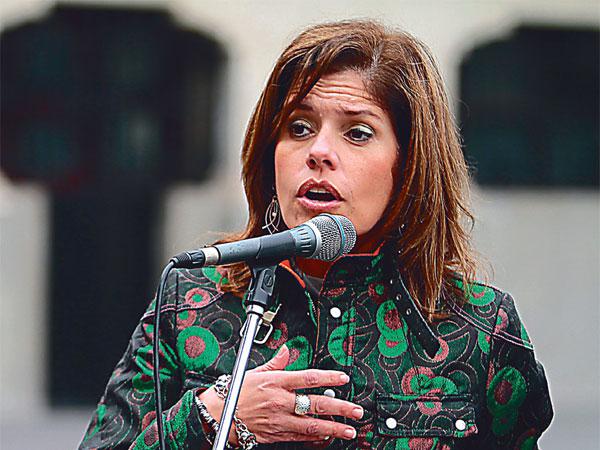 Meche se enfrenta al Apra