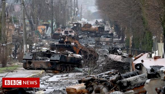 Tanques rusos se muestras destrozados por la resistencia ucraniana. (Cortesía BBC).