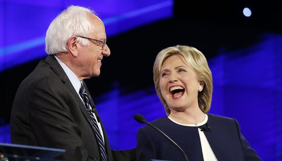 “Socialista” Bernie Sanders se tira a los pies de Hillary Clinton
