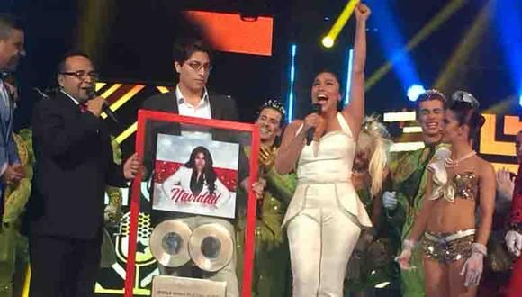 Maricamen Marín recibe emocionada doble disco de platino por álbum navideño