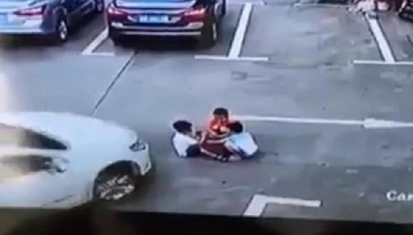 China: Mira el impactante atropello de 3 niños en estacionamiento [VIDEO]