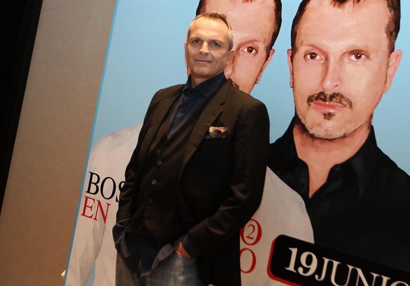Miguel Bosé se molesta con prensa por preguntas tontas [VIDEO]