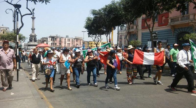 Huelga policial: Manifestantes se enfrentan y reclaman liberación de PNP [FOTOS]