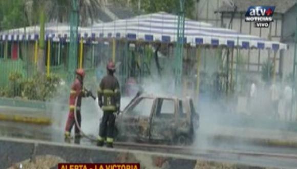 La Victoria: Auto se incendia en plena vía pública y genera caos