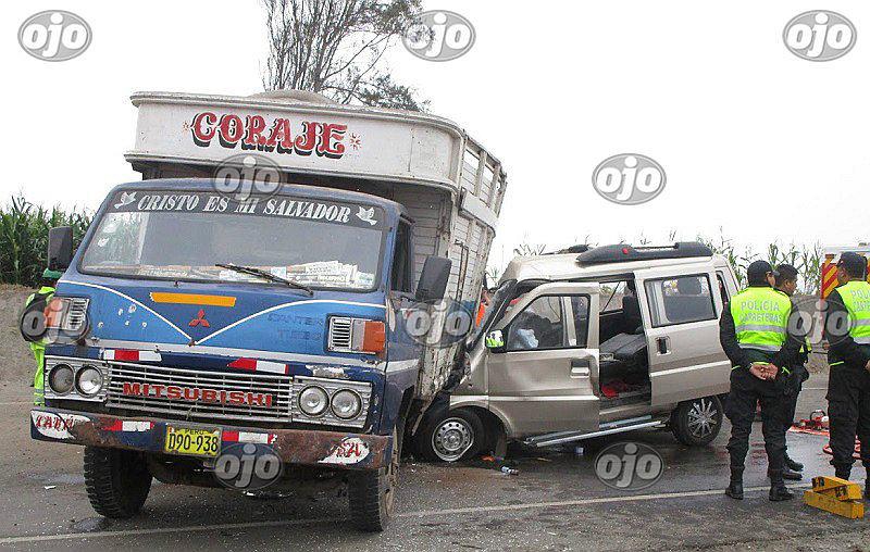 Barranca: van se choca contra camión y deja un muerto 