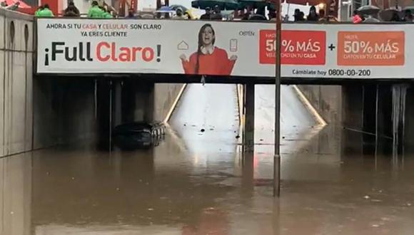 Arequipa: Rescatan a 7 personas que quedaron atrapadas en una coaster sumergida en un puente a causa de las lluvias (Foto: EPA Noticias / Marcelo Castro Moran)