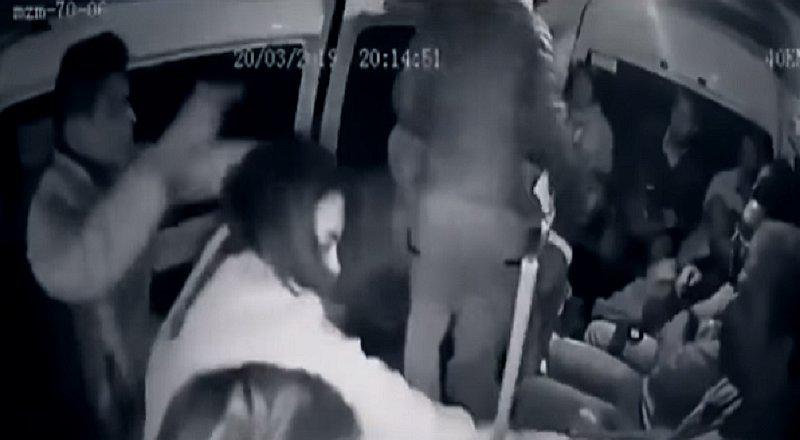 Cámara registra feroz asalto dentro de combi (VIDEO)