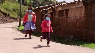 Huancavelica: Ejemplar madre camina 40 minutos diarios para que su hija acceda a clases virtuales