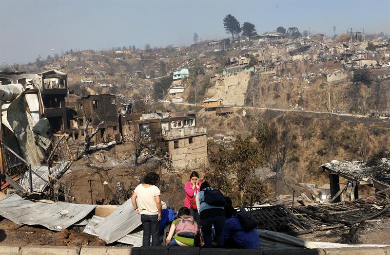 Incendio en Valparaíso: Cinco familias peruanas lo perdieron todo