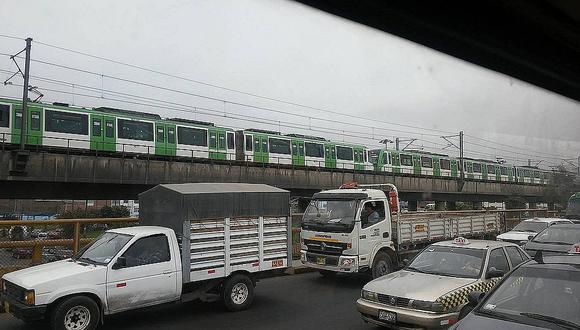 Metro de Lima se malogra en estación Atocongo y pasajeros se desesperan    