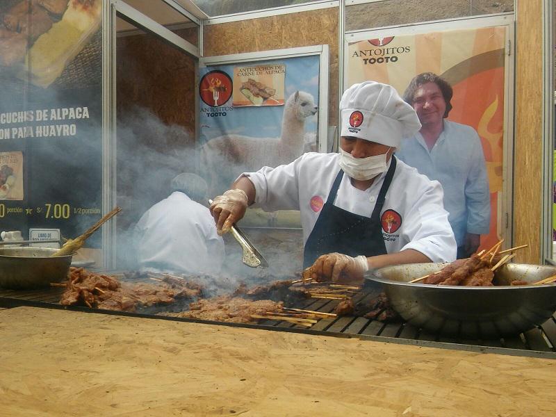 Mistura 2015: Largas colas por anticuchos de carne de alpaca 