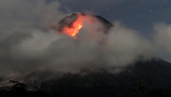 Lava sale del monte Merapi, el volcán más activo de Indonesia, visto desde la aldea de Tunggularum en Sleman, Yogyakarta, el 13 de marzo de 2023. (Foto de DEVI RAHMAN / AFP)