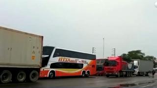 Paro de transportistas: conductores bloquean tramos en la Panamericana Norte y Sur 
