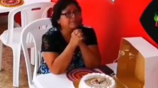 Mujer celebra sola su cumpleaños en restaurante, pero recibe una conmovedora sorpresa