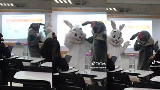 ‘Conejos’ ingresan a un salón de clases de una universidad y bailan el ‘Rap del Gringo Atrasador’