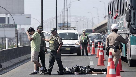 Dos personas que viajaban en moto mueren al ser chocados por taxi en SMP (FOTOS)