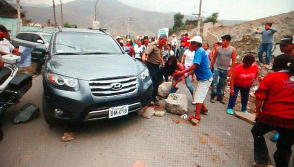 Chosica: Pobladores bloquean comitiva de premier Ana Jara [VIDEO]