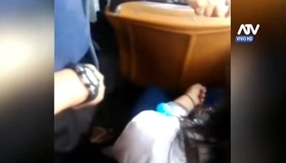YouTube: video muestra a depravado tocando sus genitales dentro de bus y frente a jovencita