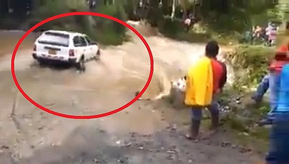 ​Jaén: auto intenta cruzar caudaloso río, pero ocurre algo de terror (VIDEO)