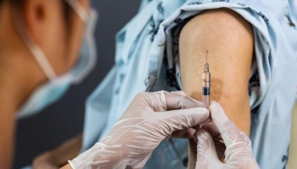 El ministro de Salud anunció la cuarta Vacunatón, que se desarrollará en los 22 vacunatorios de Lima y Callao, así como en nueve regiones del país (Foto: Andina)