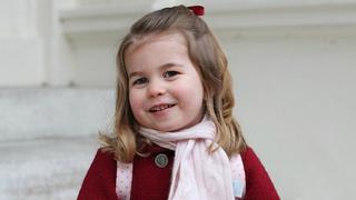 Princesa Charlotte visitó a su hermano recién nacido con tierno look