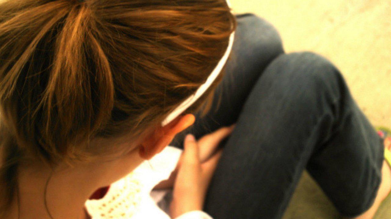 Más de 30 años de cárcel para sujeto que abusó de su hermana de 7 años